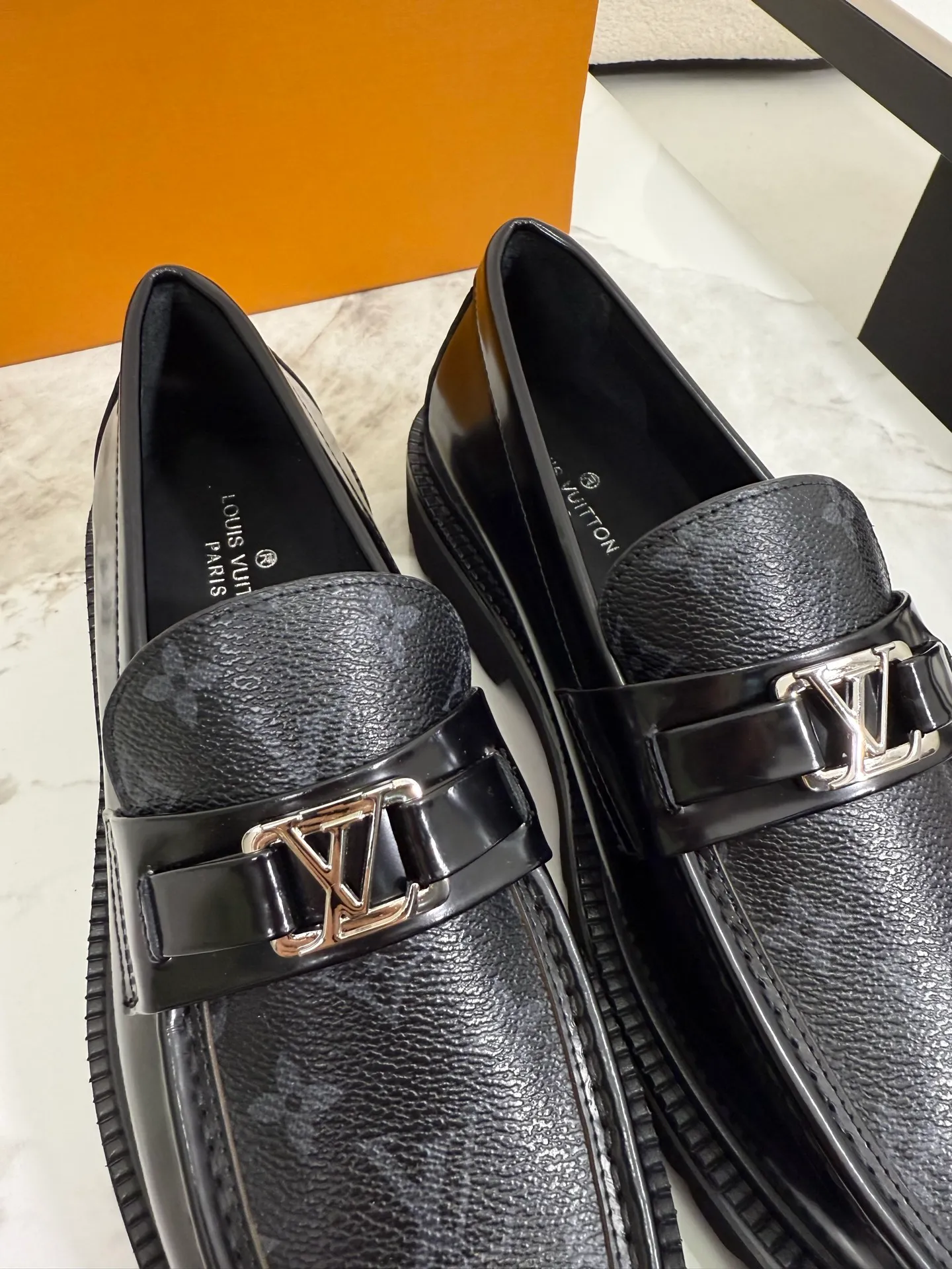 [L Family] Top P: 800💰 ▪️Size: 39-44 (38.45 custom-made) The top male god leather shoes Lv series are sold at the same time with original factory configuration, original cowhide fabric imported from Italy, soft and comfortable, imported water-dyed cow lining, soles: original ultra-light French foam outsole super comfortable, original factory with single goods 🔍🔍high quality, can be entered and exited at will, welcome to compare and synchronize.